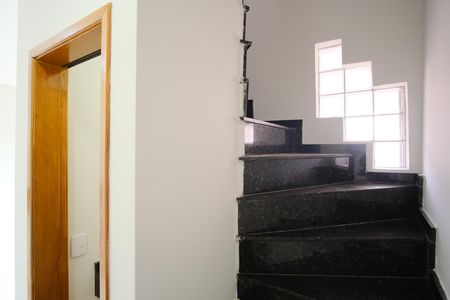 Casa de condomínio para alugar com 65m², 2 quartos e 2 vagasEscada
