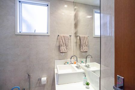 Apartamento à venda com 191m², 4 quartos e 2 vagasBanheiro social 