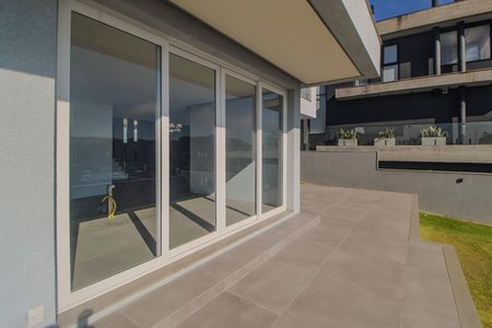 Casa de condomínio à venda com 286m², 4 quartos e 4 vagas Casa de condomínio à venda com 286m², 4 quartos e 4 vagasQuintal