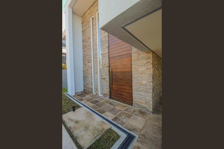 Casa de condomínio à venda com 286m², 4 quartos e 4 vagas Casa de condomínio à venda com 286m², 4 quartos e 4 vagasFachada/Garagem