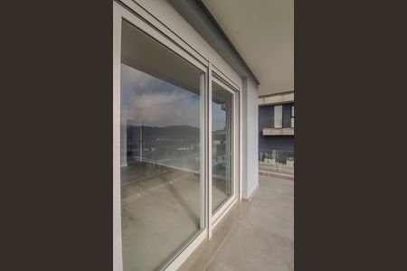 Casa de condomínio à venda com 286m², 4 quartos e 4 vagas Casa de condomínio à venda com 286m², 4 quartos e 4 vagasVaranda
