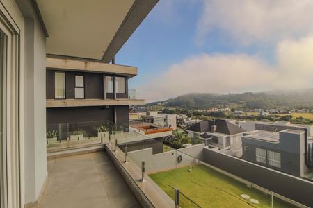 Casa de condomínio à venda com 286m², 4 quartos e 4 vagas Casa de condomínio à venda com 286m², 4 quartos e 4 vagasVaranda
