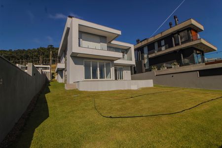 Casa de condomínio à venda com 286m², 4 quartos e 4 vagas Casa de condomínio à venda com 286m², 4 quartos e 4 vagasQuintal