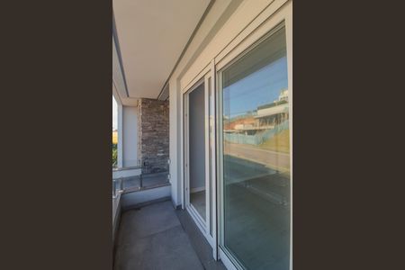 Casa de condomínio à venda com 286m², 4 quartos e 4 vagas Casa de condomínio à venda com 286m², 4 quartos e 4 vagasVaranda