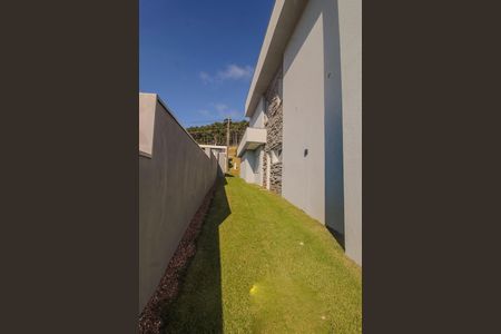 Casa de condomínio à venda com 286m², 4 quartos e 4 vagas Casa de condomínio à venda com 286m², 4 quartos e 4 vagasQuintal
