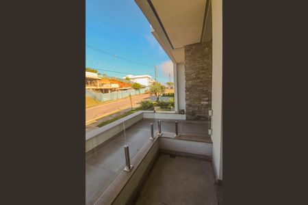 Casa de condomínio à venda com 286m², 4 quartos e 4 vagas Casa de condomínio à venda com 286m², 4 quartos e 4 vagasVaranda