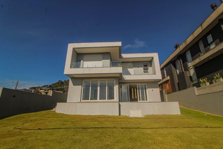 Casa de condomínio à venda com 286m², 4 quartos e 4 vagas Casa de condomínio à venda com 286m², 4 quartos e 4 vagasQuintal