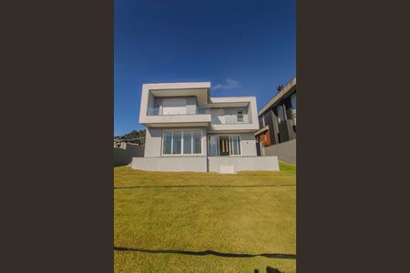 Casa de condomínio à venda com 286m², 4 quartos e 4 vagas Casa de condomínio à venda com 286m², 4 quartos e 4 vagasQuintal