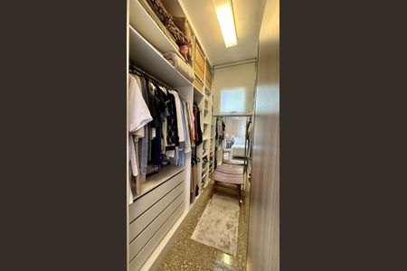 Apartamento à venda com 130m², 4 quartos e 3 vagas Apartamento à venda com 130m², 4 quartos e 3 vagasCloset