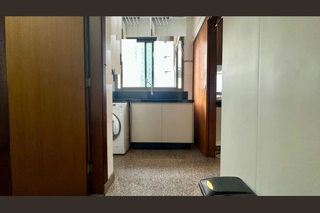 Apartamento à venda com 130m², 4 quartos e 3 vagas Apartamento à venda com 130m², 4 quartos e 3 vagasÁrea de Serviço