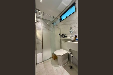 Apartamento à venda com 130m², 4 quartos e 3 vagas Apartamento à venda com 130m², 4 quartos e 3 vagasBanheiro