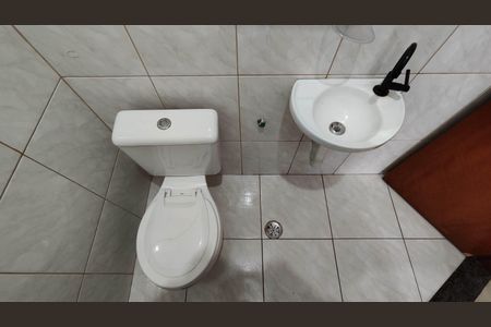 Casa de condomínio para alugar com 170m², 3 quartos e 2 vagas Casa de condomínio para alugar com 170m², 3 quartos e 2 vagasBanheiro social