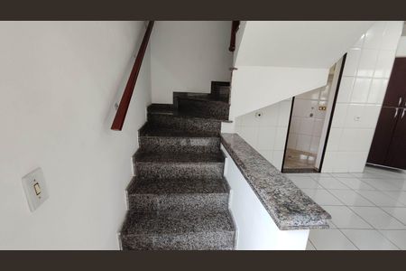 Casa de condomínio para alugar com 170m², 3 quartos e 2 vagas Casa de condomínio para alugar com 170m², 3 quartos e 2 vagasEscada interna