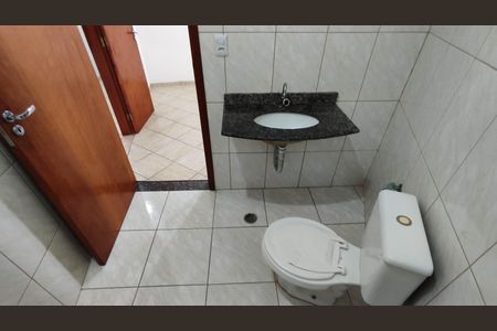 Casa de condomínio para alugar com 170m², 3 quartos e 2 vagas Casa de condomínio para alugar com 170m², 3 quartos e 2 vagasBanheiro da Suíte 1