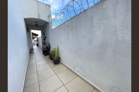 Corredor Lateral de casa à venda com 5 quartos, 181m² em Jardim Ester, São Paulo