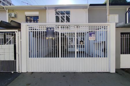 Casa para alugar com 110m², 2 quartos e 2 vagas Casa para alugar com 110m², 2 quartos e 2 vagasFachada