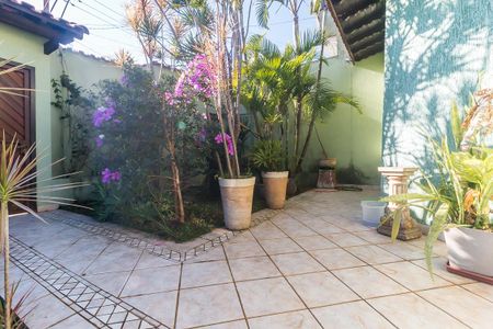 Casa para alugar com 380m², 5 quartos e 6 vagas Casa para alugar com 380m², 5 quartos e 6 vagasEntrada