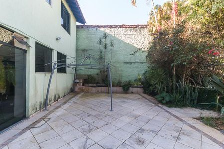 Casa para alugar com 380m², 5 quartos e 6 vagas Casa para alugar com 380m², 5 quartos e 6 vagasQuintal dos Fundos