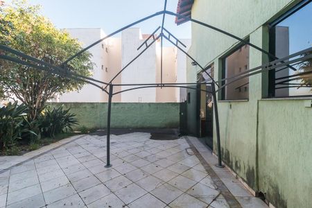 Casa para alugar com 380m², 5 quartos e 6 vagas Casa para alugar com 380m², 5 quartos e 6 vagasQuintal dos Fundos