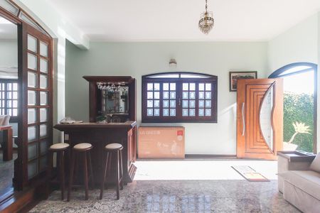 Casa para alugar com 380m², 5 quartos e 6 vagas Casa para alugar com 380m², 5 quartos e 6 vagasSala
