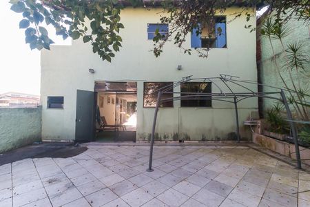 Casa para alugar com 380m², 5 quartos e 6 vagas Casa para alugar com 380m², 5 quartos e 6 vagasQuintal dos Fundos