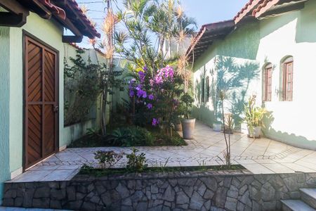 Casa para alugar com 380m², 5 quartos e 6 vagas Casa para alugar com 380m², 5 quartos e 6 vagasEntrada