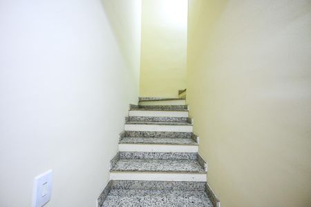 Escada de casa para alugar com 2 quartos, 88m² em Jardim Amalia, São Paulo