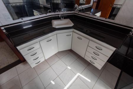 Casa para alugar com 279m², 5 quartos e 2 vagas Casa para alugar com 279m², 5 quartos e 2 vagasBANHEIRO SOCIAL PISO SUPERIOR