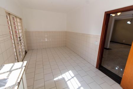 Casa para alugar com 279m², 5 quartos e 2 vagas Casa para alugar com 279m², 5 quartos e 2 vagasCOZINHA