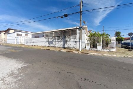 Casa à venda com 200m², 4 quartos e 4 vagas Casa à venda com 200m², 4 quartos e 4 vagasFachada