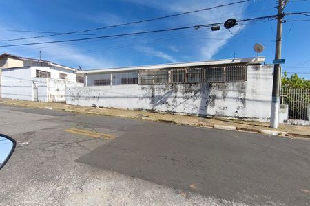 Casa à venda com 200m², 4 quartos e 4 vagas Casa à venda com 200m², 4 quartos e 4 vagasFachada