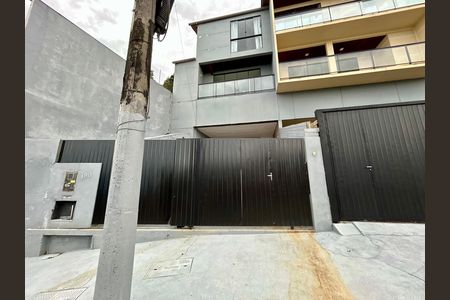 Casa para alugar com 130m², 2 quartos e 2 vagas Casa para alugar com 130m², 2 quartos e 2 vagasFachada