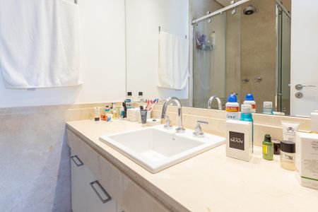 Apartamento à venda com 77m², 2 quartos e 2 vagas Apartamento à venda com 77m², 2 quartos e 2 vagasBanheiro da Suíte