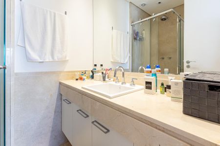 Apartamento à venda com 77m², 2 quartos e 2 vagas Apartamento à venda com 77m², 2 quartos e 2 vagasBanheiro da Suíte