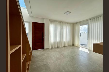 Casa para alugar com 108m², 2 quartos e 1 vaga Casa para alugar com 108m², 2 quartos e 1 vagaSala