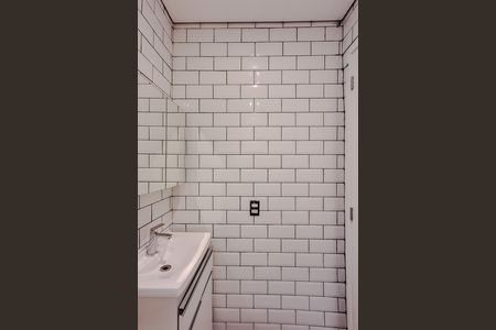 Banheiro de kitnet/studio para alugar com 1 quarto, 17m² em Vila Mariana, São Paulo