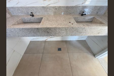 Casa para alugar com 239m², 4 quartos e 2 vagas