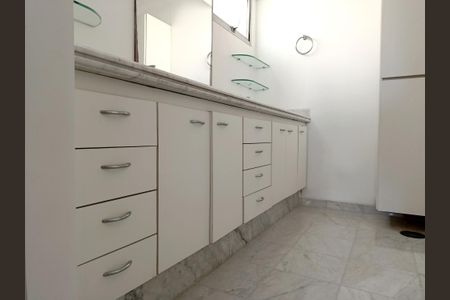 Apartamento à venda com 170m², 3 quartos e 2 vagas Apartamento à venda com 170m², 3 quartos e 2 vagasBanheiro da Suíte