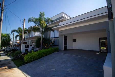 Casa de condomínio para alugar com 220m², 3 quartos e 4 vagas Casa de condomínio para alugar com 220m², 3 quartos e 4 vagasFachada da casa