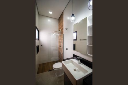 Casa de condomínio para alugar com 220m², 3 quartos e 4 vagas Casa de condomínio para alugar com 220m², 3 quartos e 4 vagasBanheiro da Suíte 2