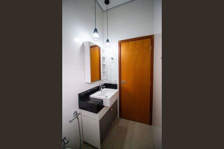 Casa de condomínio para alugar com 220m², 3 quartos e 4 vagas Casa de condomínio para alugar com 220m², 3 quartos e 4 vagasBanheiro da Suíte 2