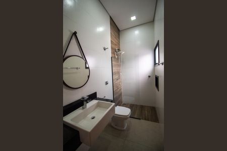 Casa de condomínio para alugar com 220m², 3 quartos e 4 vagas Casa de condomínio para alugar com 220m², 3 quartos e 4 vagasBanheiro da Suite 3