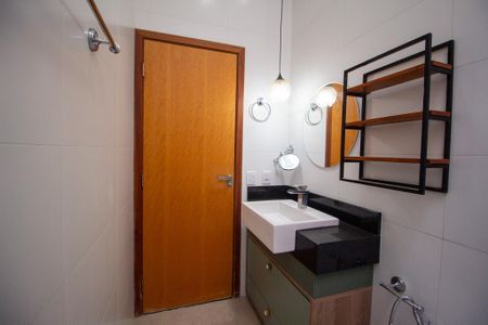 Casa de condomínio para alugar com 220m², 3 quartos e 4 vagas Casa de condomínio para alugar com 220m², 3 quartos e 4 vagasBanheiro da Suíte 1