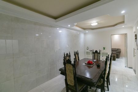 Casa para alugar com 3 quartos, 240m² em Santa Terezinha, Belo Horizonte