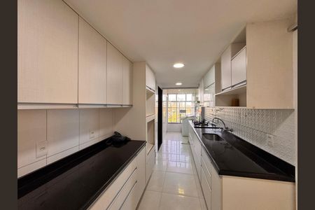 Apartamento à venda com 105m², 3 quartos e 2 vagas Apartamento à venda com 105m², 3 quartos e 2 vagasCozinha e Área de Serviço