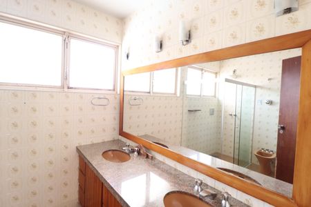 Casa para alugar com 340m², 5 quartos e 4 vagasBanheiro da Suíte 2