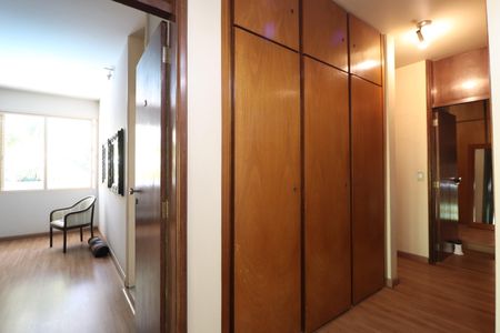 Casa para alugar com 340m², 5 quartos e 4 vagasCorredor - Armários