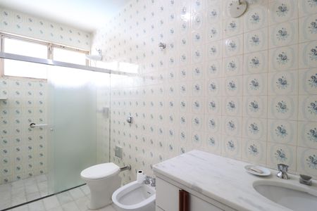 Casa para alugar com 340m², 5 quartos e 4 vagasBanheiro da Suíte