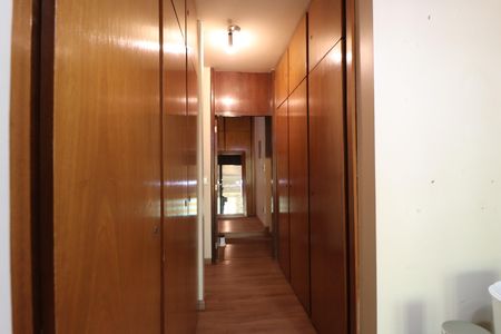 Casa para alugar com 340m², 5 quartos e 4 vagasCorredor - Armários
