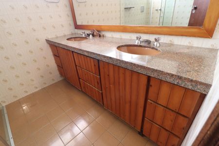 Casa para alugar com 340m², 5 quartos e 4 vagasBanheiro da Suíte 2